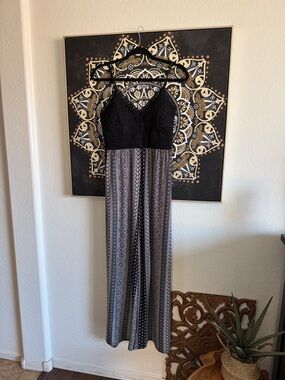 Sleeveless Black & White Romper with Lace Bodice